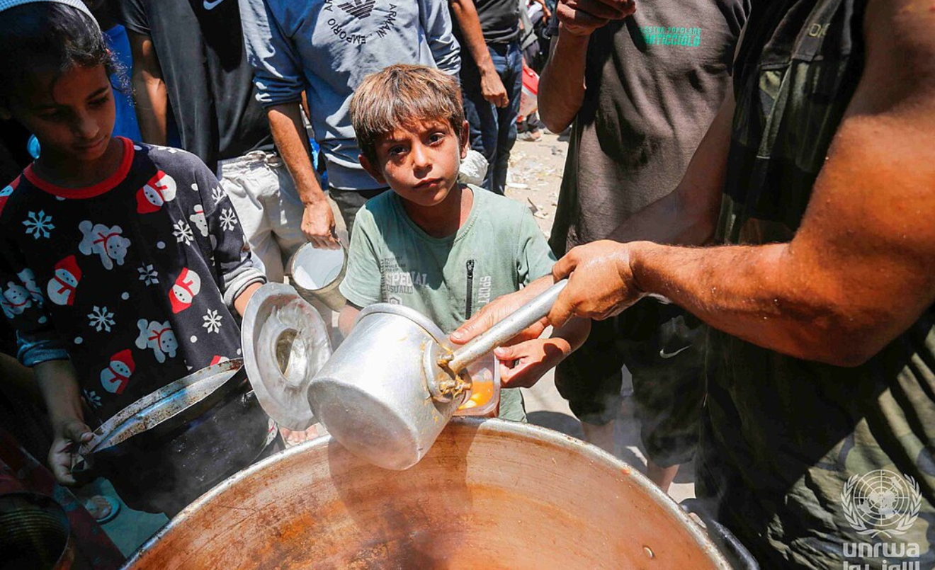 Palestins desplaçats rebent menjar a Deir al-Balah, a la Franja de Gaza/Ashraf Amra/UNRWA-Wikimedia Commons