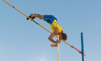 Armand Duplantis saltant amb perxa en una competició el 2019. (Frankie Fouganthin / Wikimedia Commons)