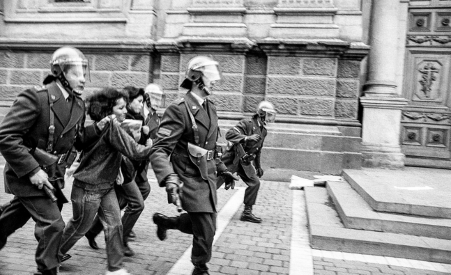 Repressió a una mobilització contra la tortura. Santiago, setembre de 1987. (Paulo Slachevsky / Wikimedia Commons)