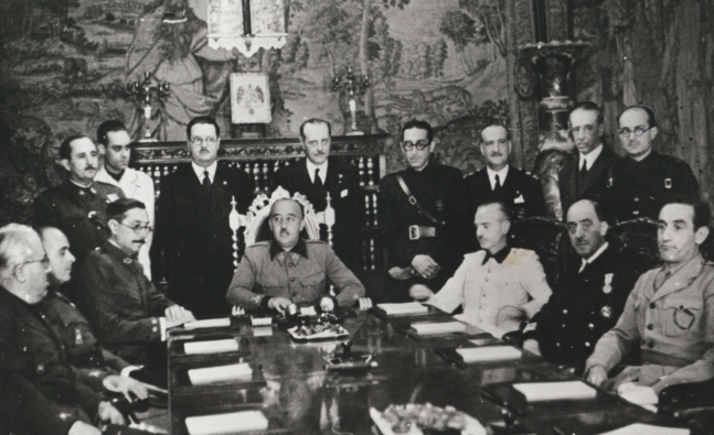 Francisco Franco durante la primera reunión de su gobierno recién formado en 1939. (Dominio público)
