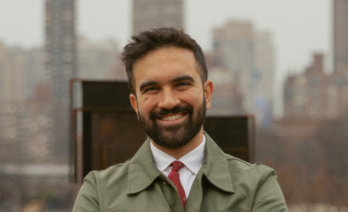 Zohran Mamdani, fotografiat per Kara McCurdy al Districte 36 de l’Assemblea (Karamccurdy/Wikimedia Commons)