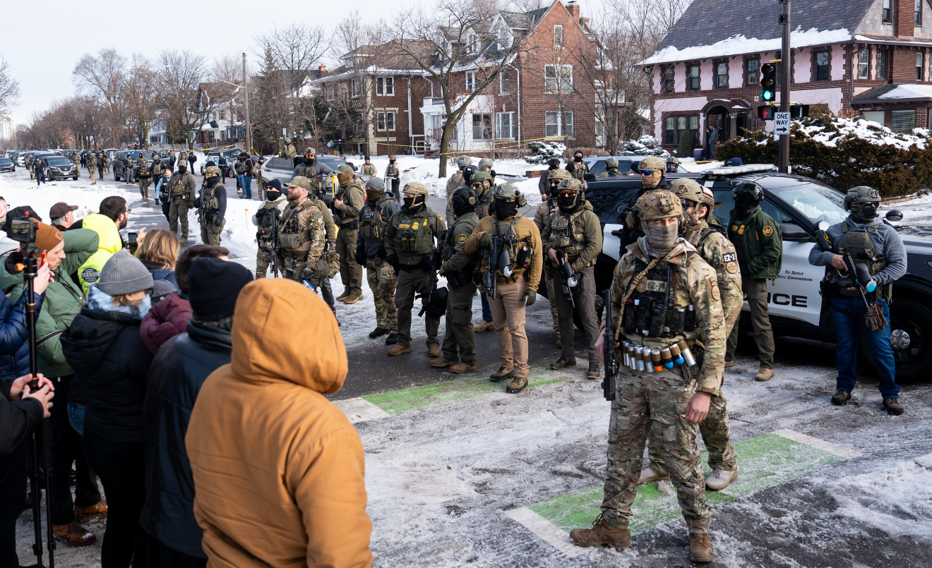 Agents del ICE i vianants a Minneapolis. (Chad Davis/Wikimedia Commons)