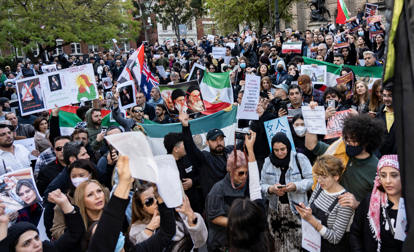 Milers de persones van mostrar el seu suport a les protestes que van esclatar a l’Iran després de la mort de Mahsa Amini l’any 2022. (Matt Hrkac de Geelong / Wikimedia Commons)