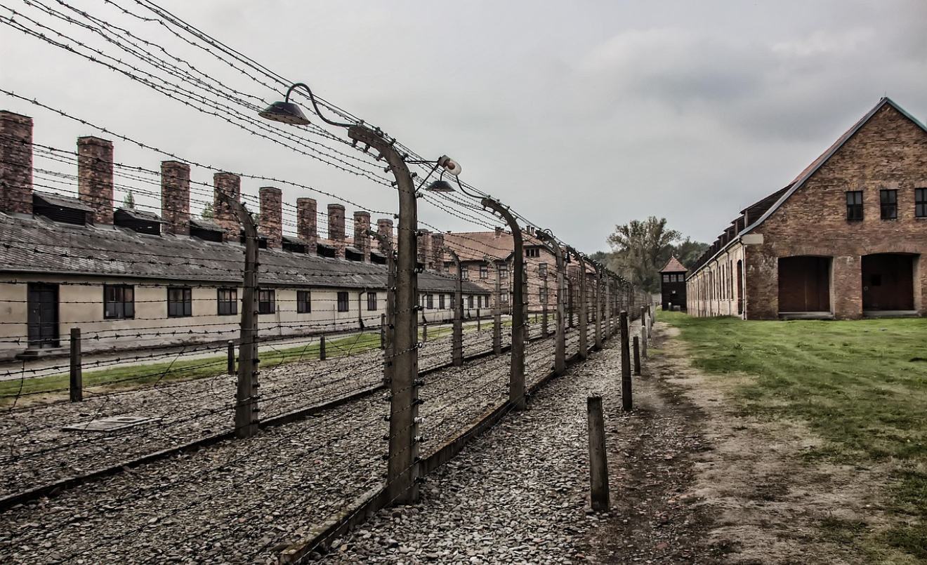 Filat que separa el camp de concentració d'Auschwitz I. (Peter Tóth/Pixabay)
