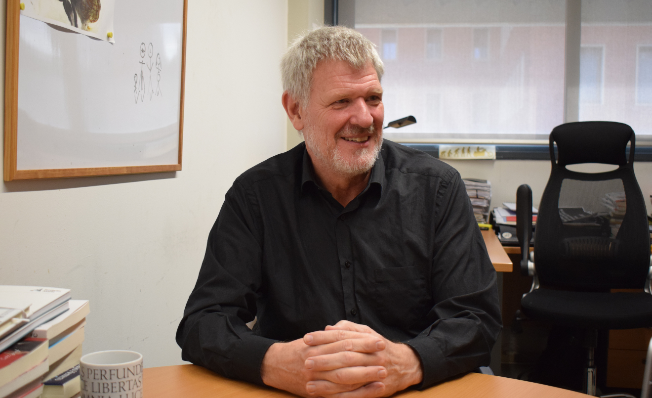 David Bueno al seu despatx mentre l’equip de Junior Report l’entrevistava (Junior Report)