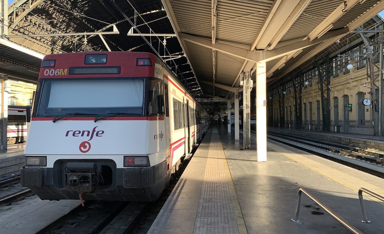 Unitat 447-003R de Renfe Rodalies estacionada al sector B de la via 3 de València Nord, a punt per realitzar un servei de Rodalies cap a Gandia (Wikimedia Commons/Tranvía Blanco).
