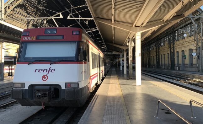 Unitat 447-003R de Renfe Rodalies estacionada al sector B de la via 3 de València Nord, a punt per realitzar un servei de Rodalies cap a Gandia (Wikimedia Commons/Tranvía Blanco).