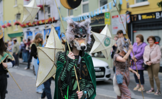 Una persona amb una careta de llop durant una celebració al carrer (Unsplash/Marina Nazina)