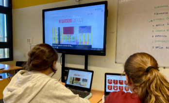 Estudiants del Requesens Report treballant la seva revista escolar.