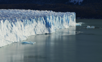 Els oceans continuen escalfant-se i el desglaç de les glaceres no s’atura. (Agustín Lautaro / Unsplash)