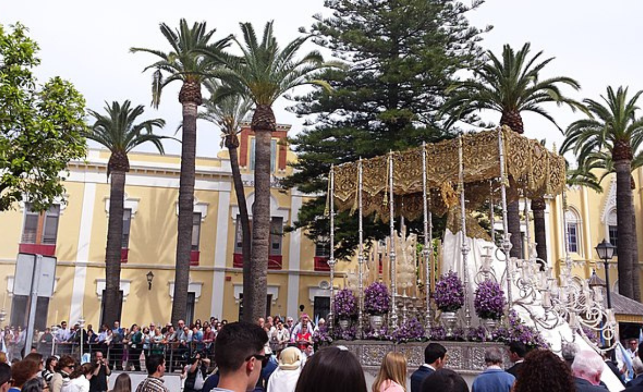 Costalers carregant un 'pas' a Lebrija, Sevilla (Wikimedia Commons)