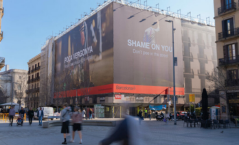 Imatge de la lona de gran format ubicada al carrer Comerç/Ajuntament de Barcelona