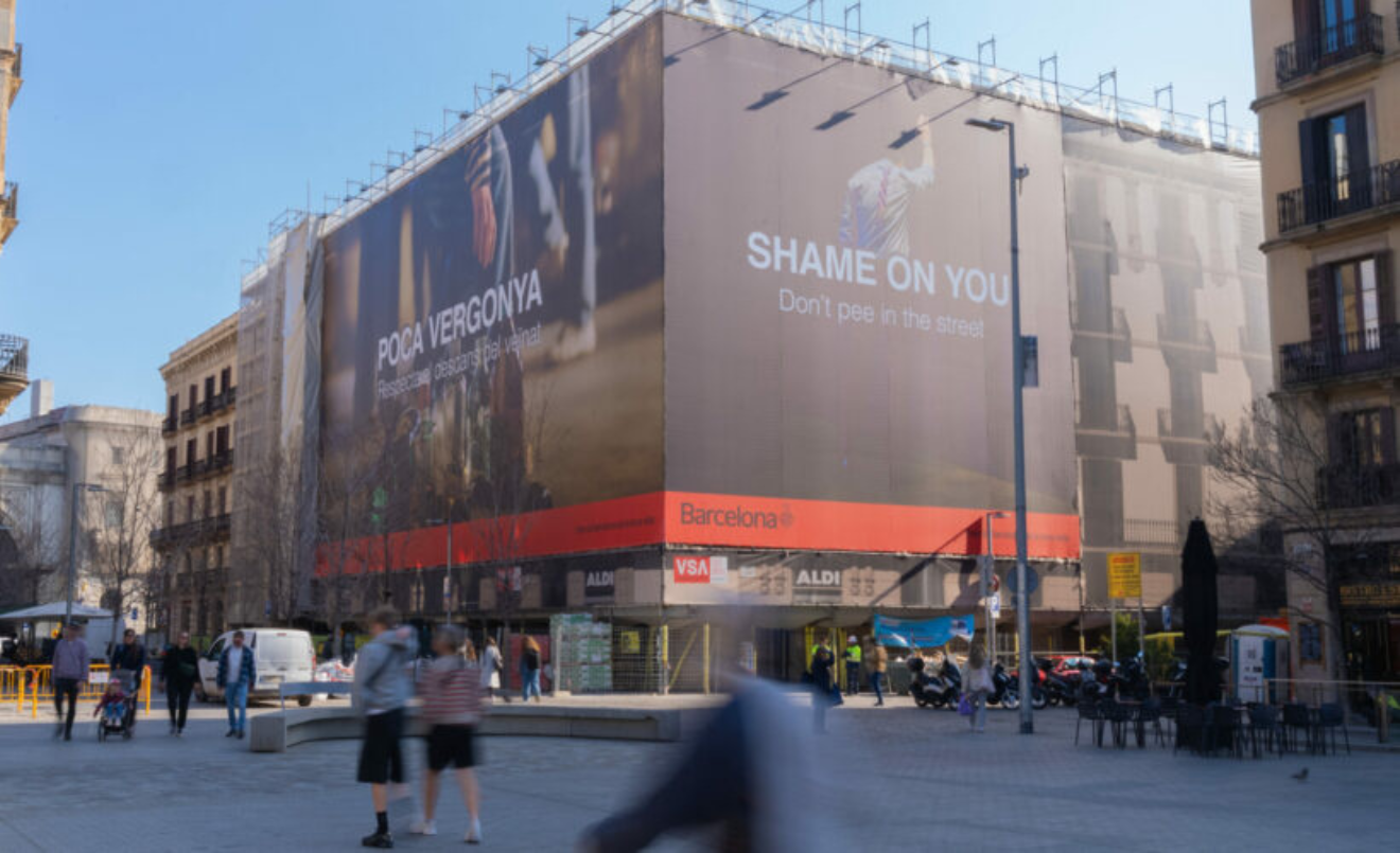 Imatge de la lona de gran format ubicada al carrer Comerç/Ajuntament de Barcelona