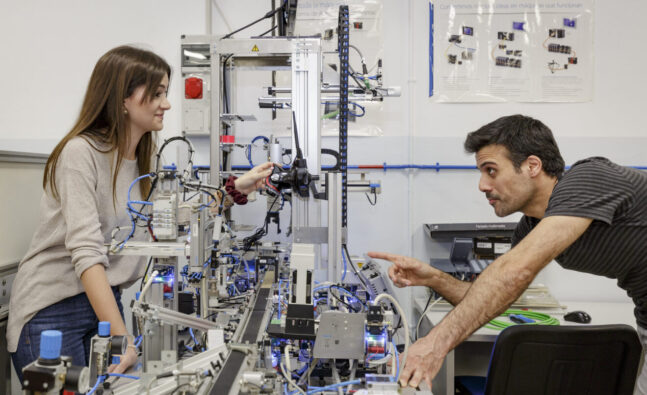 Les dones s'obren camí en graus de la FP més masculinitzats