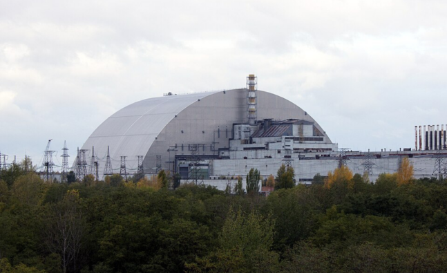 El reactor 4 de Txernòbil amb el sarcòfag protector completat el 2016 (Wikimedia Commons/Tim Porter)