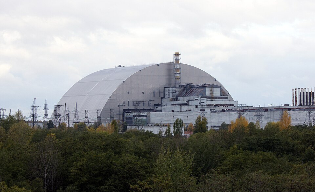El reactor 4 de Txernòbil amb el sarcòfag protector completat el 2016 (Wikimedia Commons/Tim Porter)