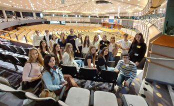Grup d'estudiants a l'hemicicle del Parlament Europeu