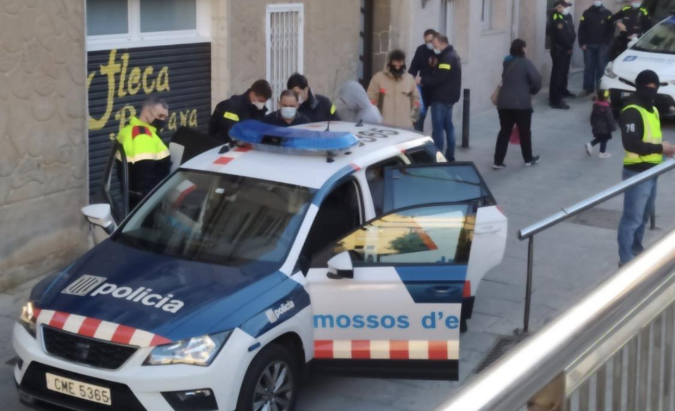 Agents dels Mossos d’Esquadra detenen a una família relacionada amb el narcotràfic a la plaça Pastrana.