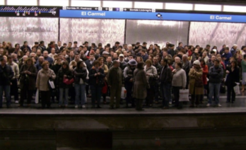Multitud de passatgers espera el metro en l'estació el Carmel durant una hora punta (foto pròpia).
