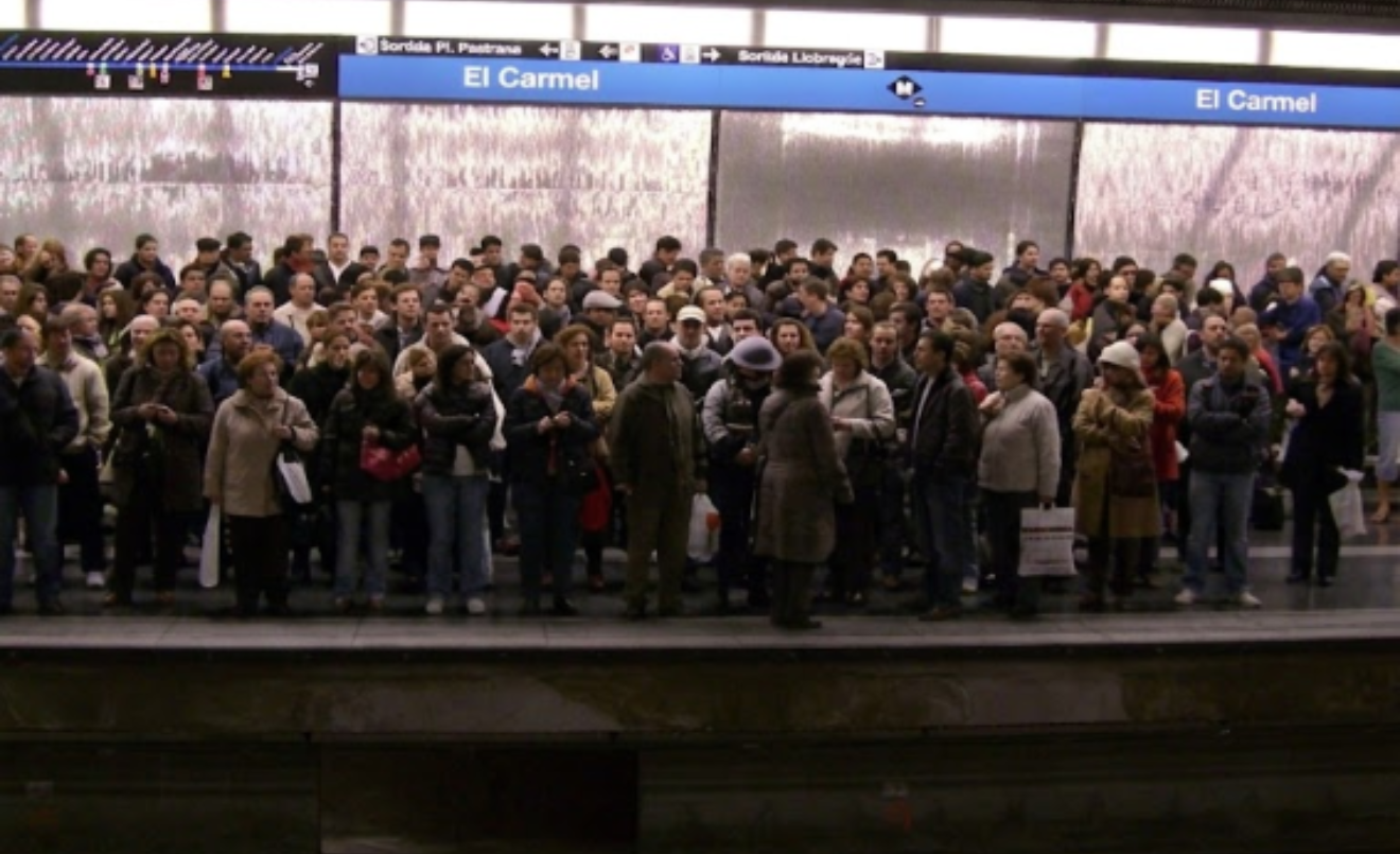 Multitud de passatgers espera el metro en l'estació el Carmel durant una hora punta (foto pròpia).