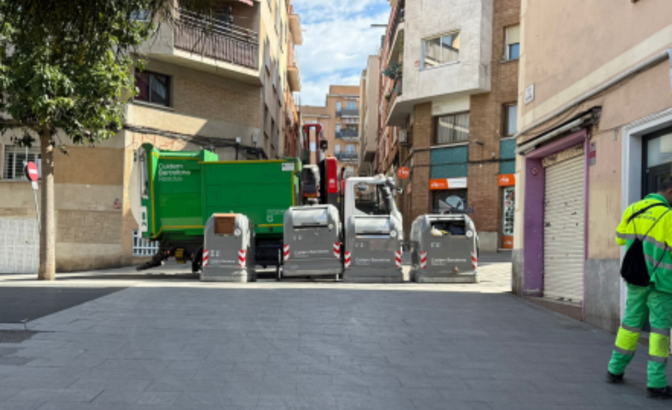 Camions de neteja treballant per un barri més net(Arxiu propi).