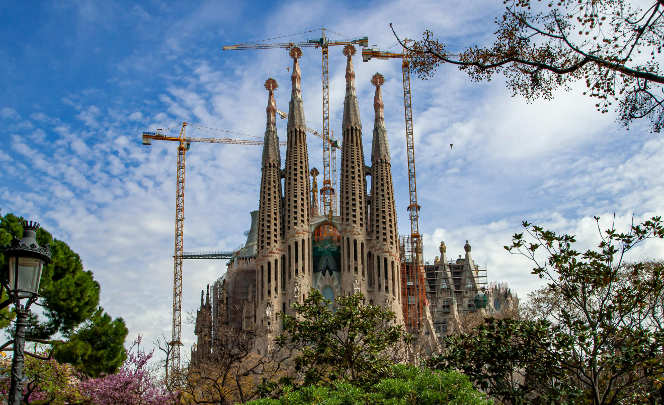 La Sagrada Família és l’obra mestra de Gaudí i el màxim exponent de l’arquitectura modernista catalana.