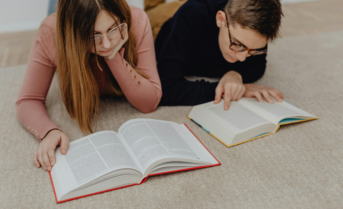 La lectura entre els joves es manté com una de les principals activitats de lleure/Pexels