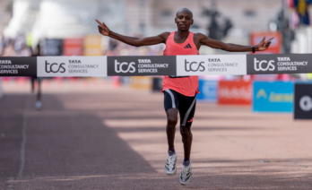 Sawe creuant la meta de la marató de Londres amb un temps rècord/Bob Martin -TCS London Marathon