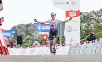 La ciclista Paula Blasi creua la meta a l’Angliru i es proclama campiona de la Vuelta Femenina. (La Vuelta - Toni Bauxali/CXcling)