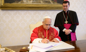 El papa Lleó XIV durant la signatura de la seva primera encíclica Magnifica Humanitas/@Vatican Media
