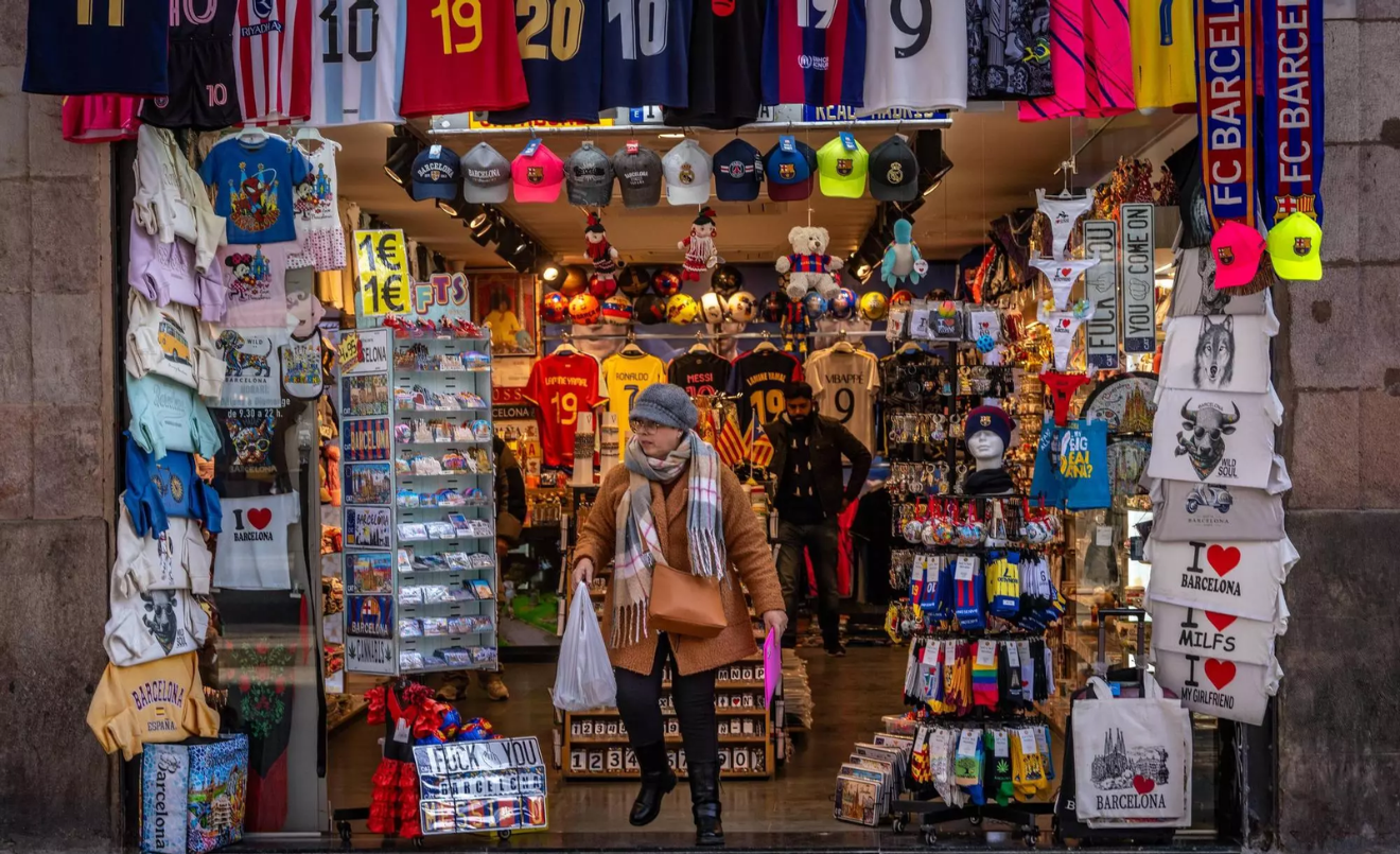 Una clienta sortint d’una botiga de souvenirs, a Barcelona (El Periodico; Jordi Otix)