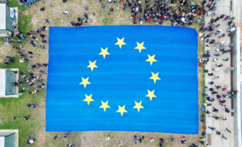 La bandera blava amb les dotze estrelles és un dels quatre símbols que té l'organització/Ajuntament de Barcelona