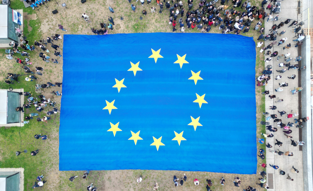 La bandera blava amb les dotze estrelles és un dels quatre símbols que té l'organització/Ajuntament de Barcelona