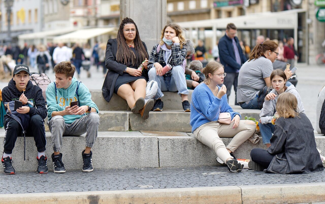 Joves en una ciutat europea (Pexels)