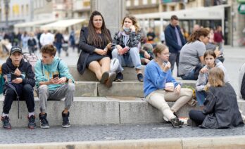 Joves en una ciutat europea (Pexels)