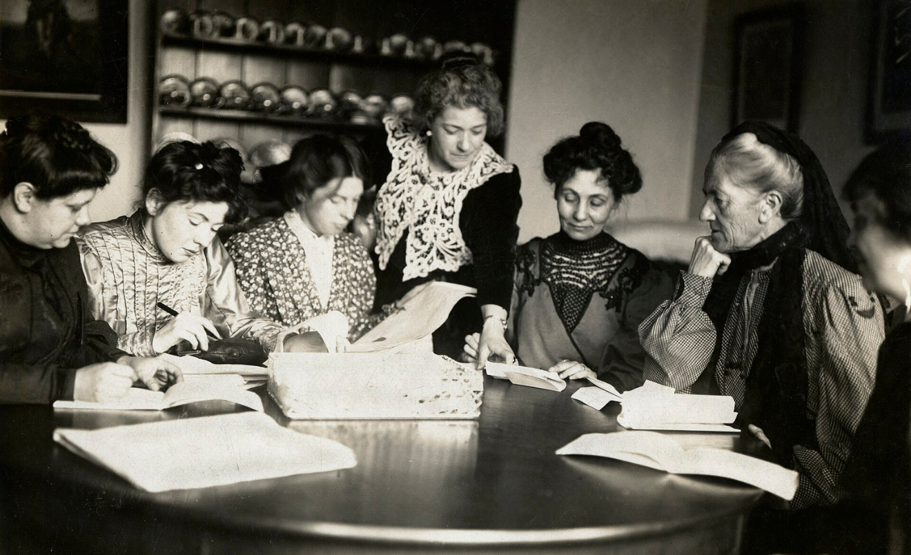 Les líders de las sufragistes britàniques Flora Drummond, Christabel Pankhurst, Annie Kenney, Emmeline Pankhurst y Charlotte Despard. (Wikimedia Commons)