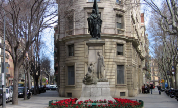 El Monument a Rafael Casanova és una escultura a Barcelona que commemora el conseller en cap que va defensar la ciutat durant el setge de 1714.