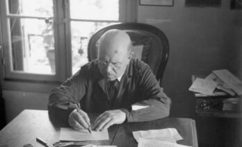 Pau Casals escrivint correspondència a la seva casa Prada de Conflent, c. 1955. Fundació Pau Casals.