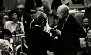El secretari general de les Nacions Unides, U Thant, lliurant a Pau Casals la Medalla de la Pau a la seu de l’organització, a Nova York 24/10/1971. Fundació Pau Casals.